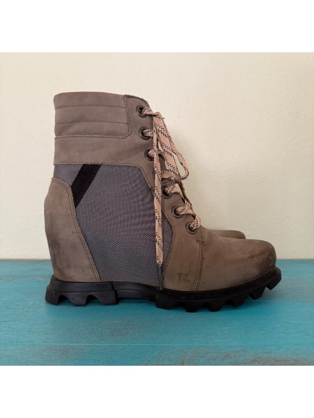 SOREL 'Joan Of Arctic Wedge III Lexie' Brown Distressed Leather Boots Sz 6.5